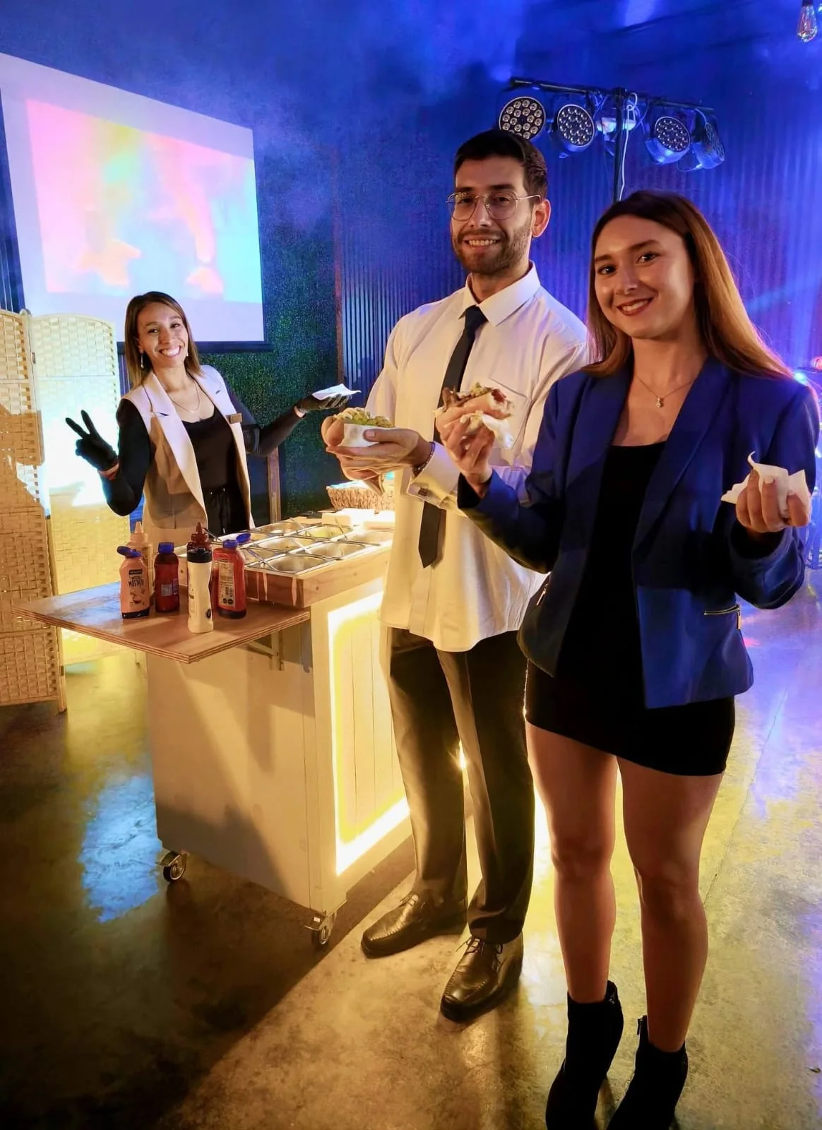Carrito del Bajón de Picoteo Sin Culpa con invitados disfrutando el servicio en un evento