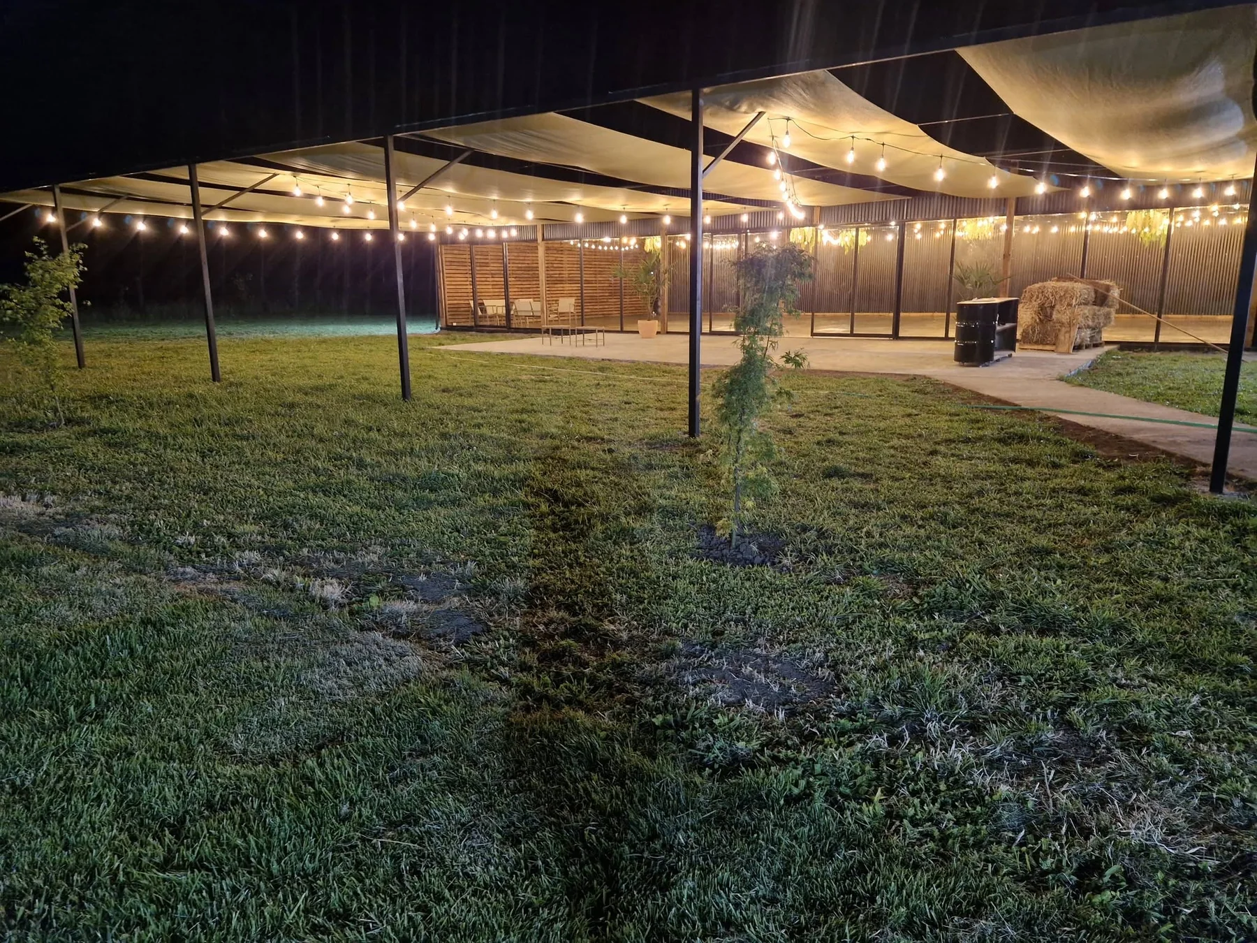 Exterior iluminado de Centro de Eventos El Valle