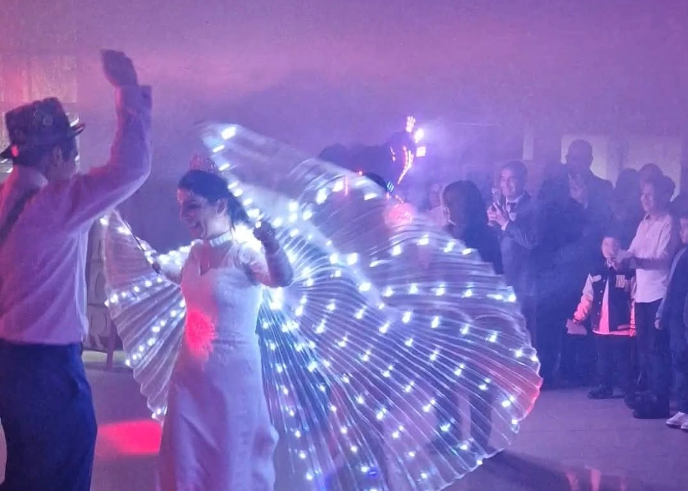 Show luminoso y baile entretenido en una boda
