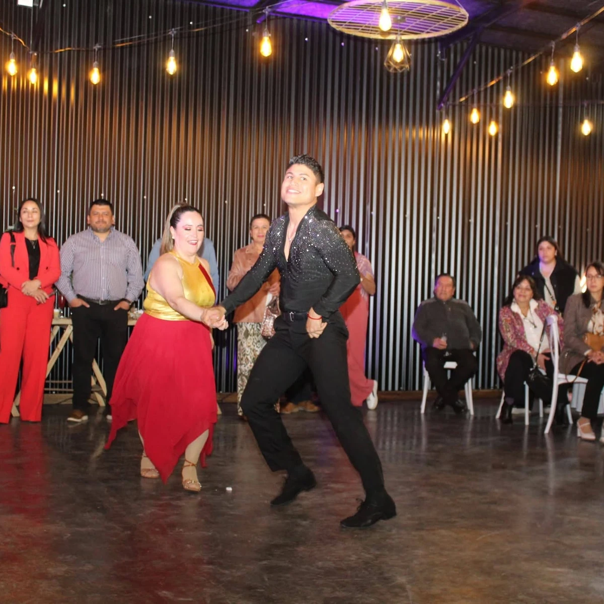 Participantes disfrutando una dinámica de baile entretenido durante un evento