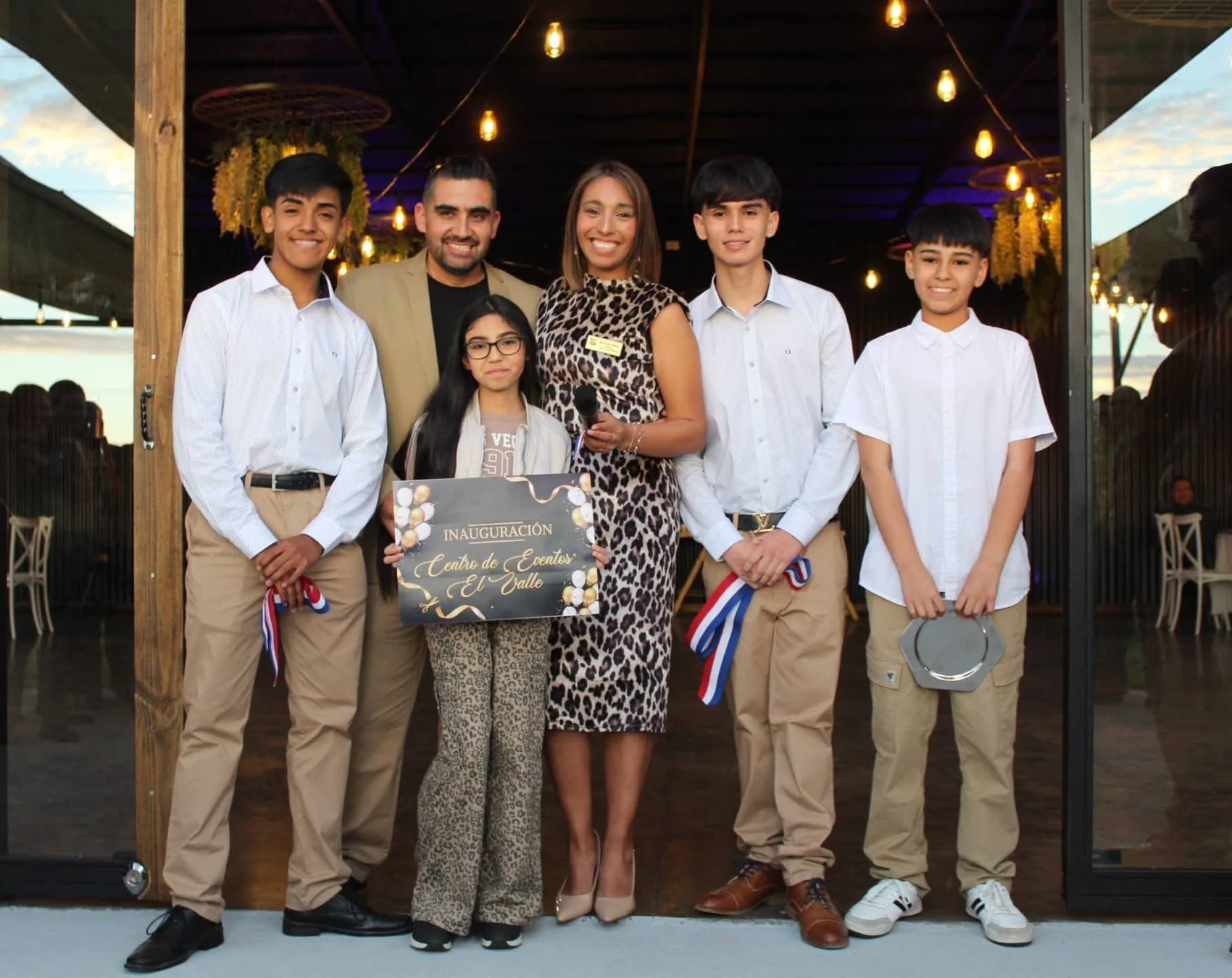Familia y equipo de Picoteo Sin Culpa en la inauguración de Centro de Eventos El Valle