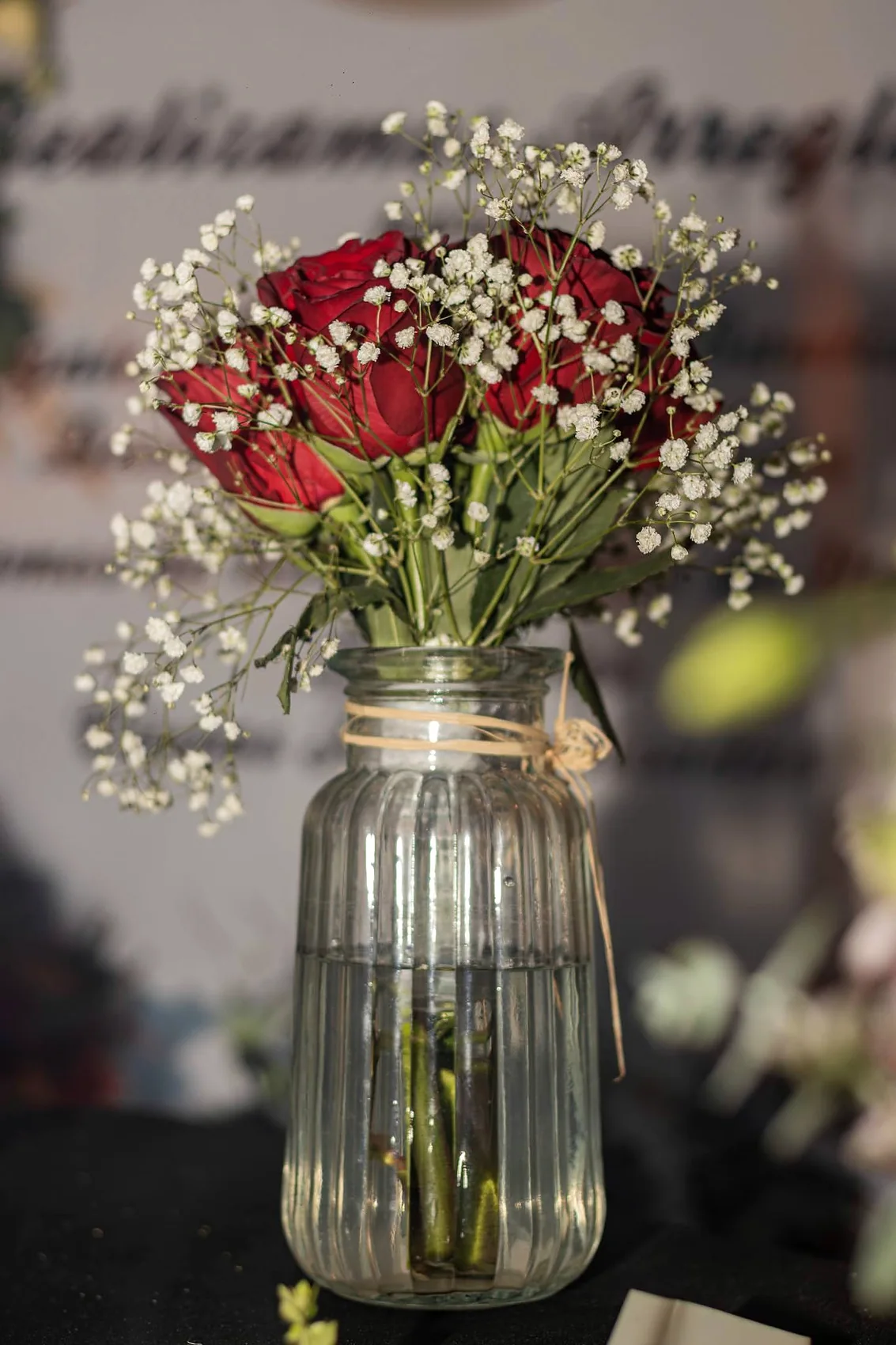Flores dispuestas como detalle de una mesa