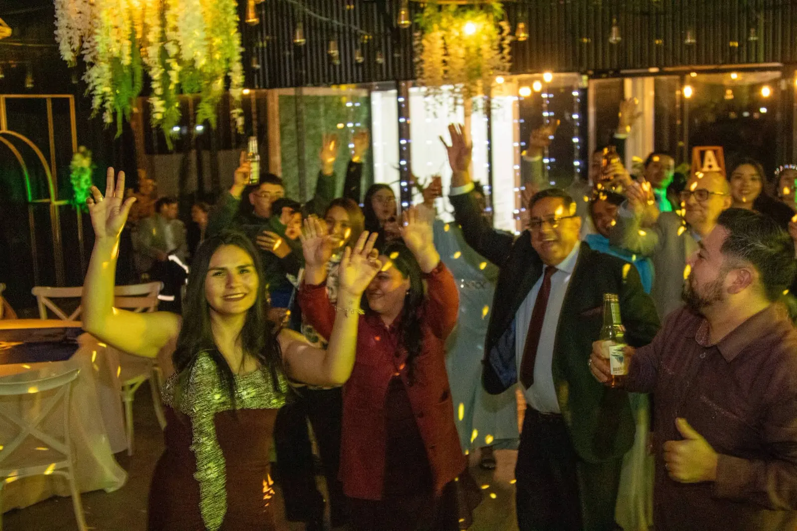 Invitados bailando y participando en una celebración