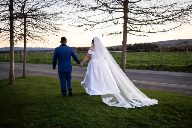 Pareja de novios en una celebración al aire libre