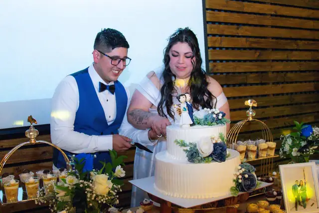 Pareja junto a la torta de su celebración