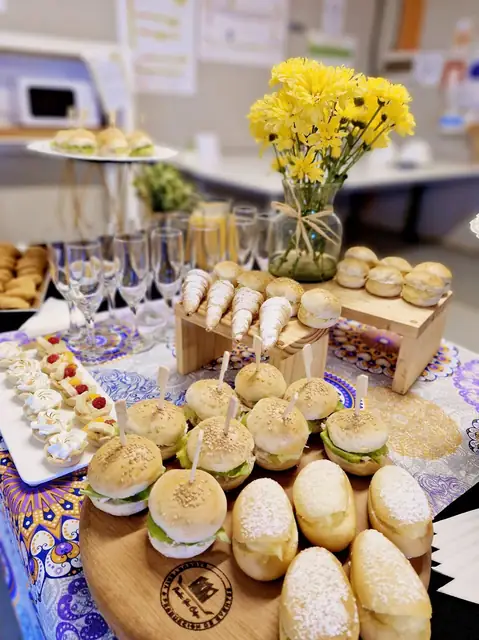 Mesa de coffee break con bocados y vajilla
