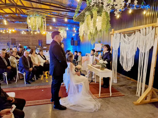 Celebración de matrimonio con invitados