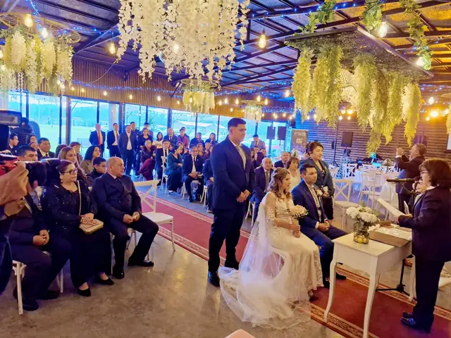 Matrimonio con invitados en un salón de eventos