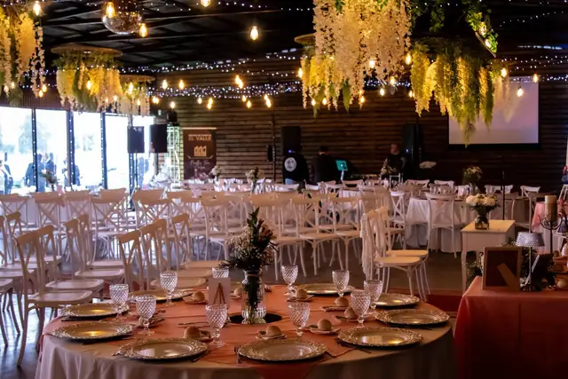 Mesas preparadas para una celebración