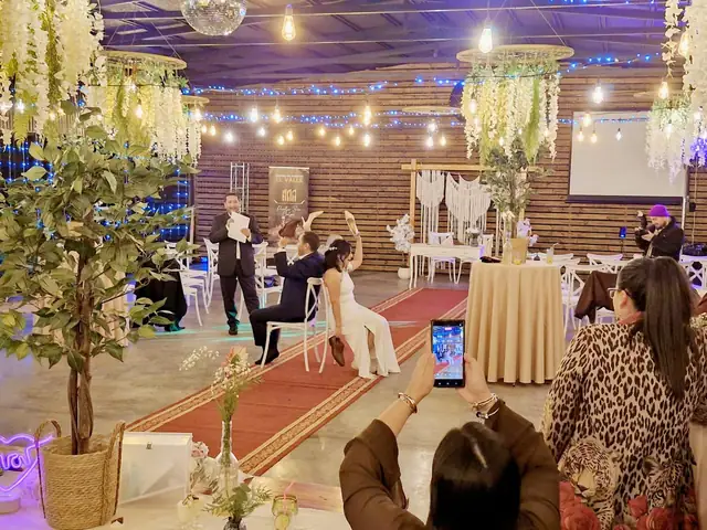 Montaje de mesas y ambientación para un evento