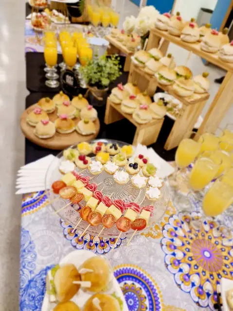 Bocados dulces y salados preparados para coffee break