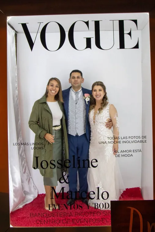 Invitados posando en una cabina tipo Vogue durante un matrimonio
