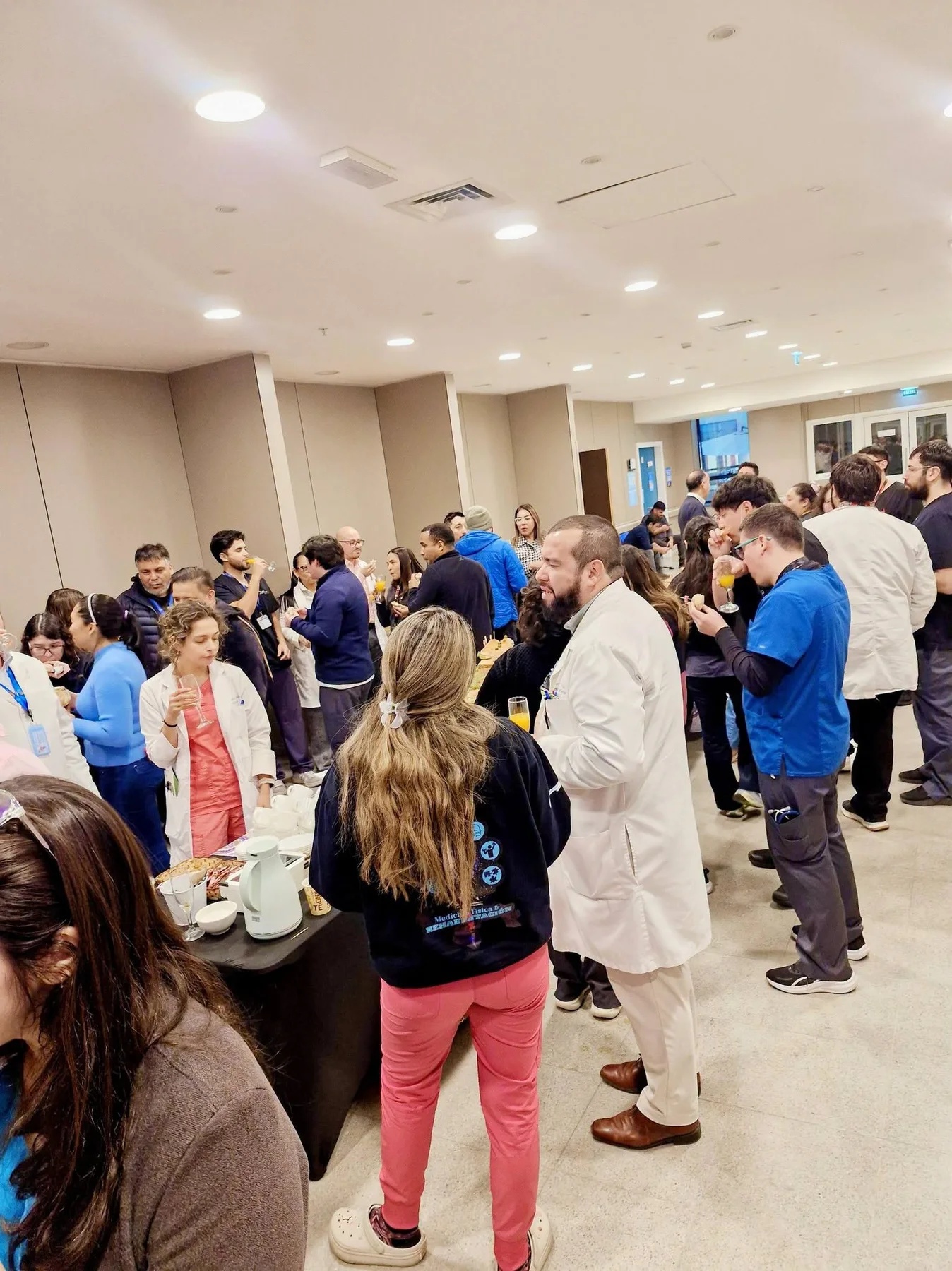 Asistentes compartiendo durante una actividad institucional con servicio gastronómico
