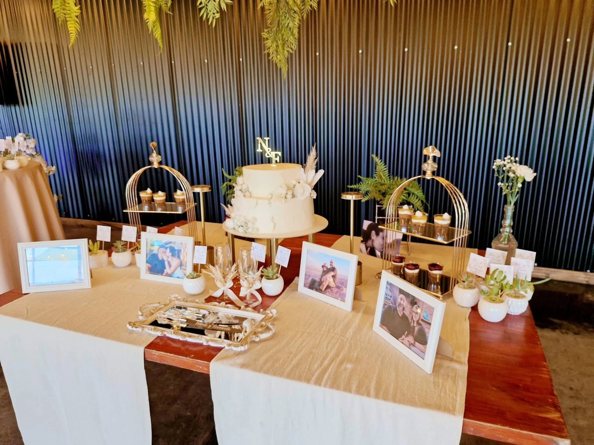 Mesa principal con torta y detalles de un matrimonio