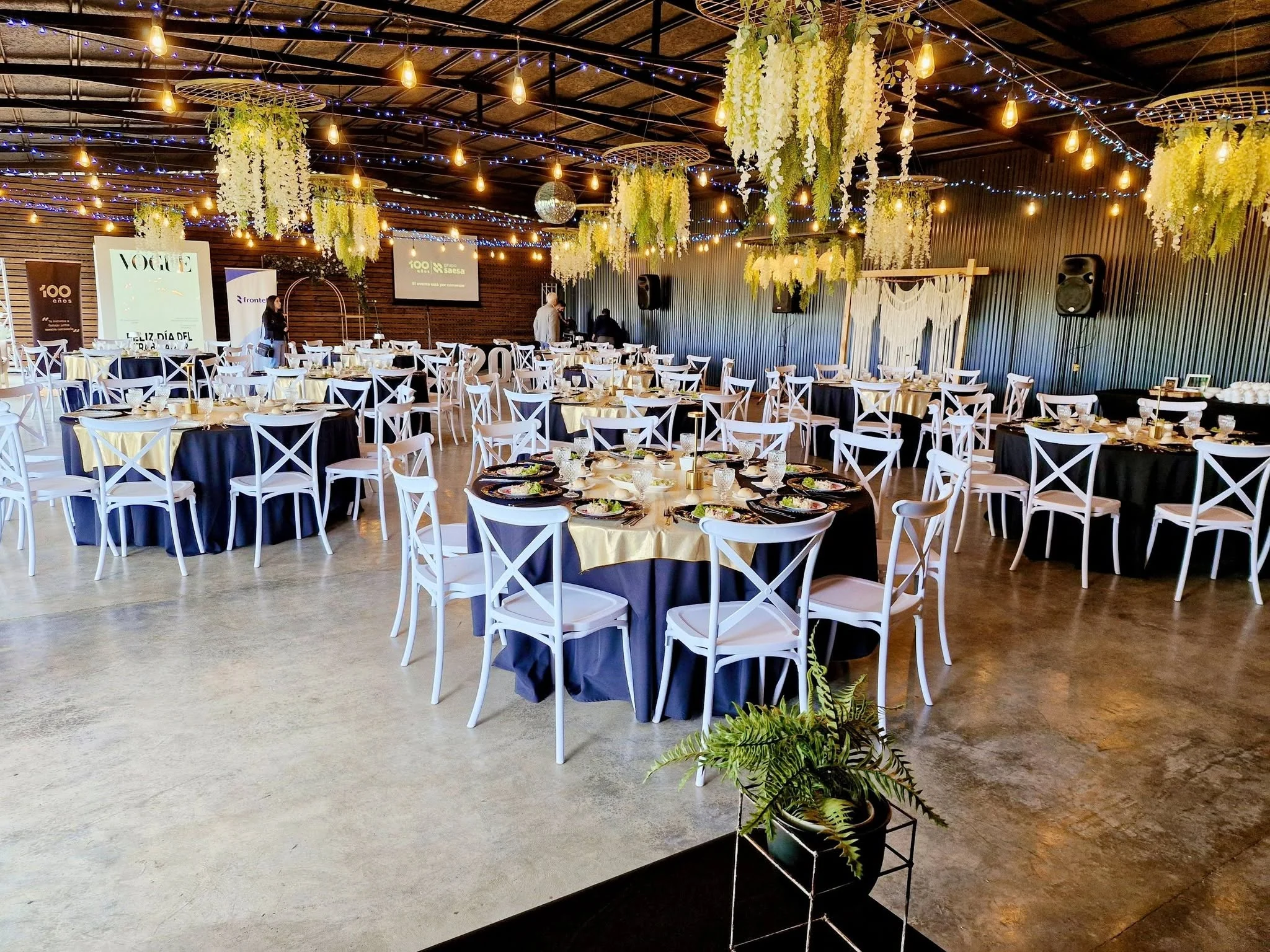 Salón decorado para una celebración de matrimonio
