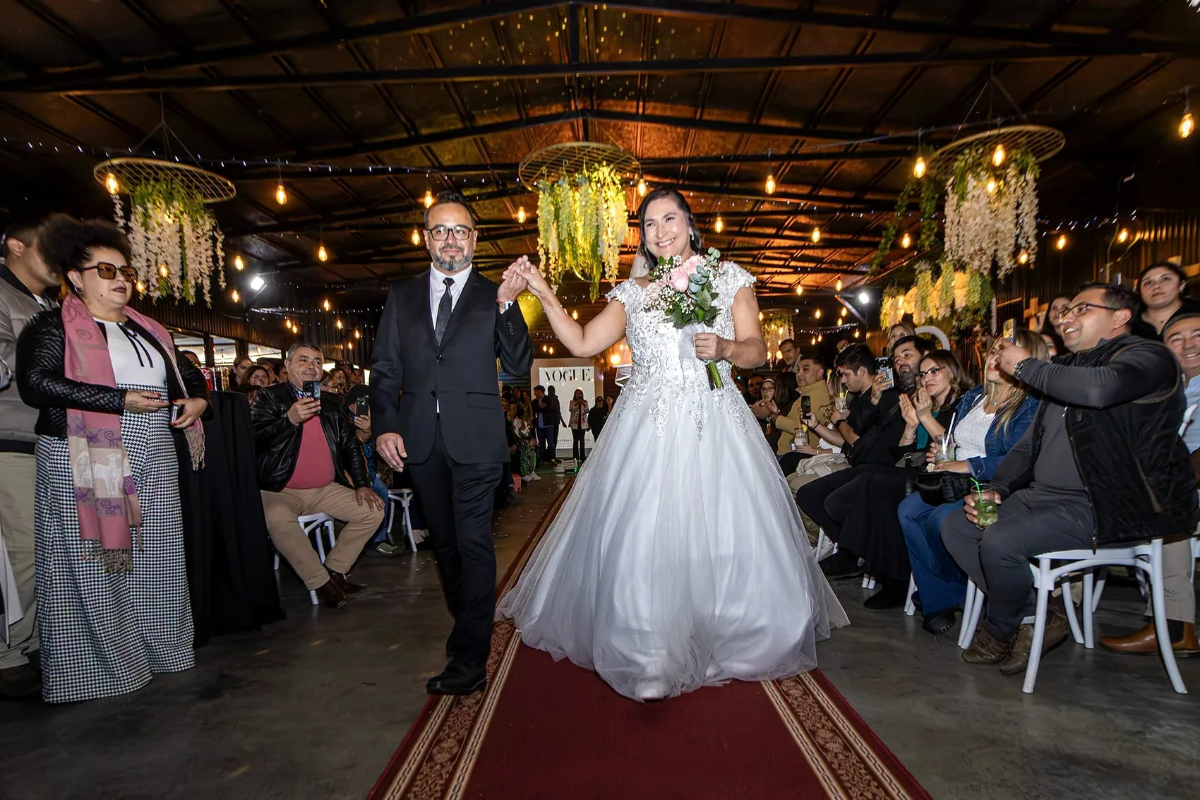 Novios entrando a una celebración