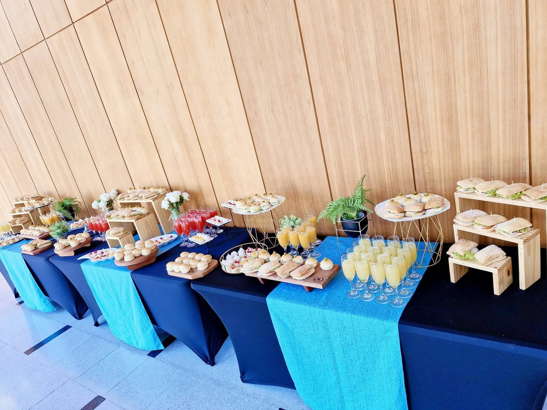 Montaje de banquetería de Picoteo Sin Culpa para un evento